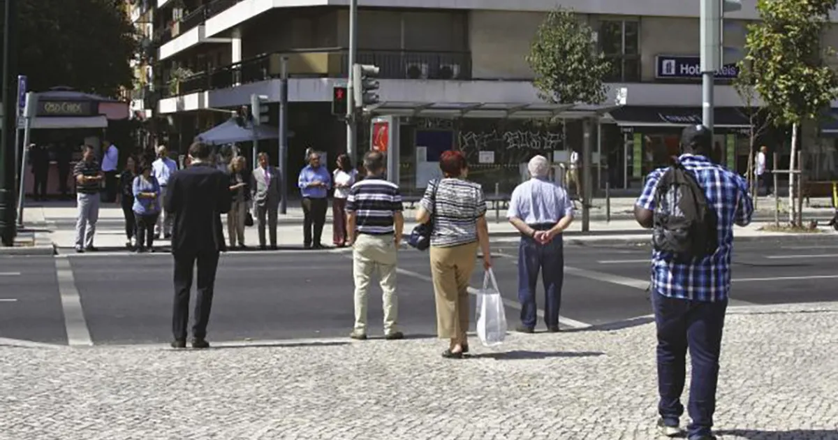 Número de angolanos residentes em Portugal dispara de 16.854 para 92.348 em oito anos - Comunidade angolana saltou do sétimo para o terceiro lugar