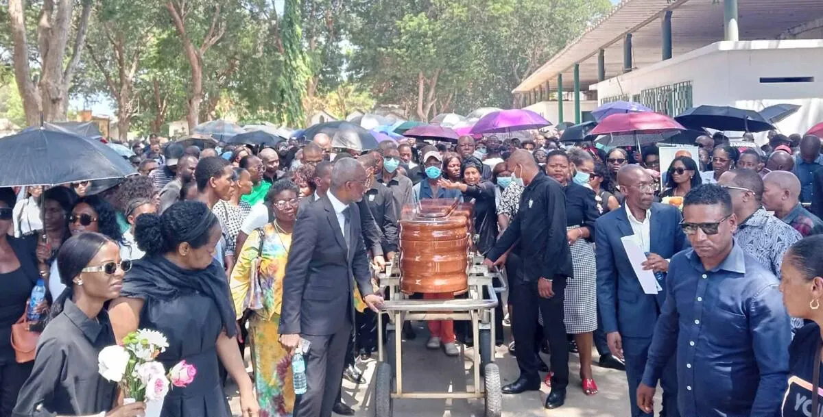 Milhares de pessoas despediram-se do jornalista Octávio Capapa no Santa Ana