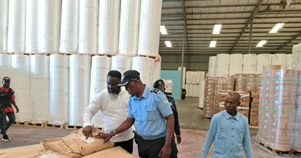 Icolo e Bengo: Polícia apreende mais de 200 produtos com prazo de validade expirado para a produção de sabão na empresa Suave