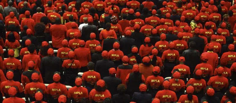 Pré-candidatos "caçam" assinaturas para preencher requisitos