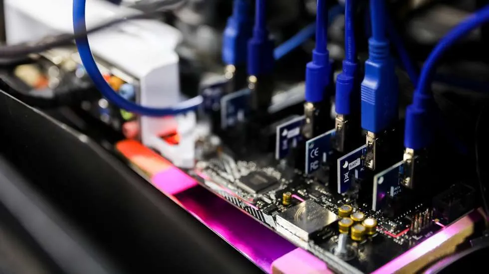 Autoridades desmantelam centro de mineração de criptomoeas em Luanda