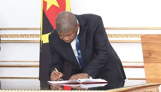 PR passa cheque de meio milhão de dólares para a contratação de serviços de gestão global e controlo de qualidade do Projecto na Bacia de Etosha/Okavango