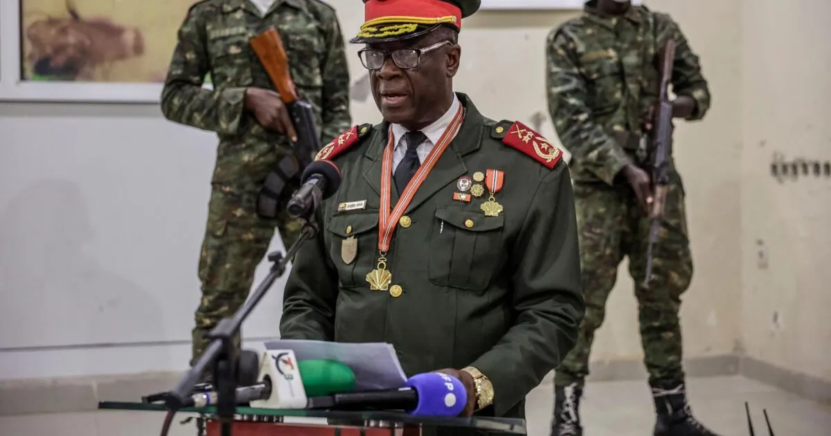 Guiné-Bissau/Eleições: Comando Militar nomeia general para Presidente da República de transição – Começa a regressar a "normalidade" social