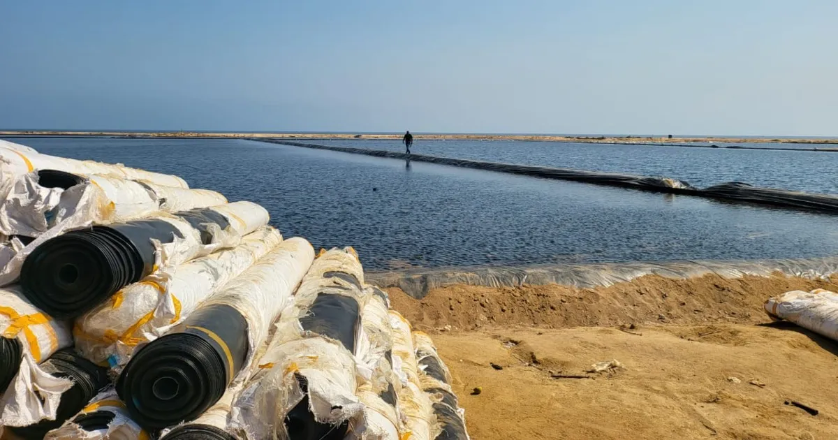 Benguela: Empresários asiáticos vencem "braço-de-ferro" com APROSAL e mantêm uso do plástico na produção de sal  - angolanos vaticinam consequências serias
