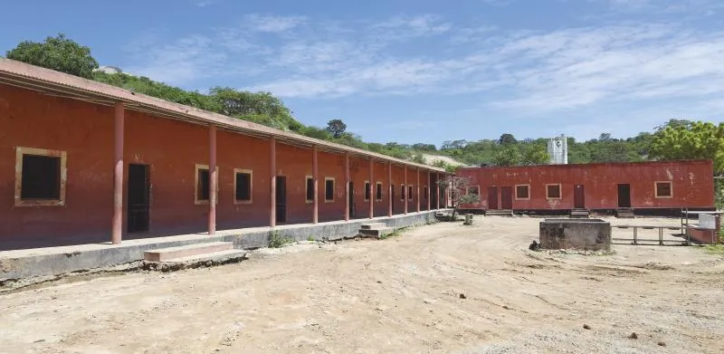 Falta de vedação na Escola Kafuxi Ambari expõe crianças ao perigo - Instituição localizada na Muxima conta com mais de 500 alunos