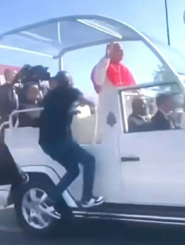 Luanda: Homem que rompeu cordão de segurança para "ter bênção" do Papa foi detido e agredido, diz familiar