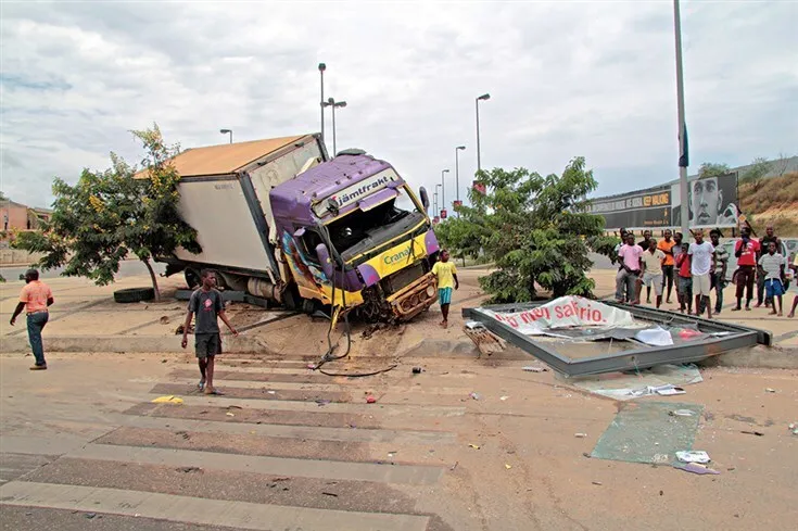 Luanda regista 12 mortos e 14 feridos em 21 acidentes rodoviários no fim-de-semana
