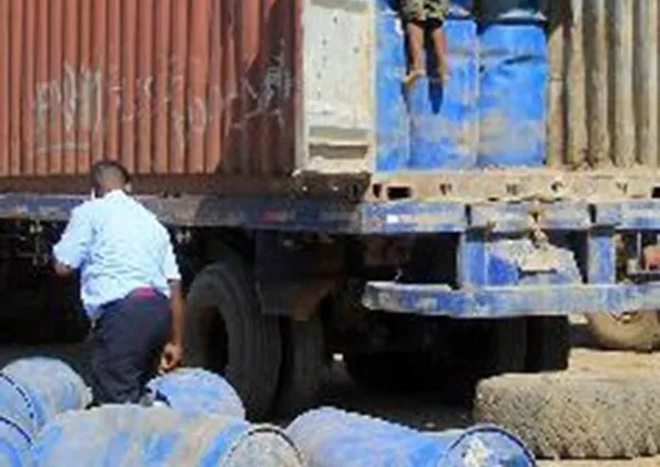 Lunda-Norte: SIC apreende 35 mil litros de gasolina e detém motorista do camião-cisterna que transportava o combustível
