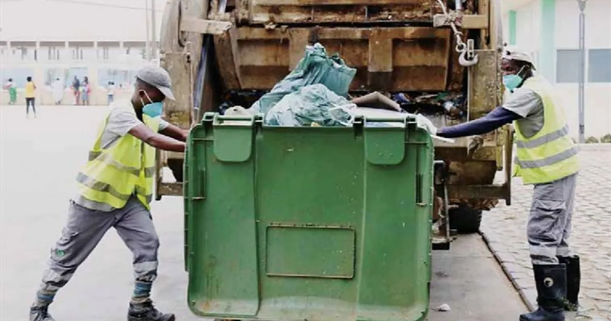 Luanda: Dois homens morreram, presos no mecanismo de recolha dos contentores do lixo quando tentavam retirar objectos metálicos do camião