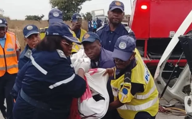 Luanda: Acidente nos Ramiros mata seis pessoas – No Benfica, carrinha com botijas de gás de cozinha também se envolveu em colisão e foi consumida pelas chamas