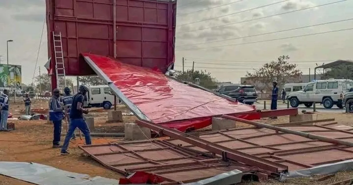 Luanda: GPL começou a remover as placas publicitárias que foram instaladas na via pública ilegalmente