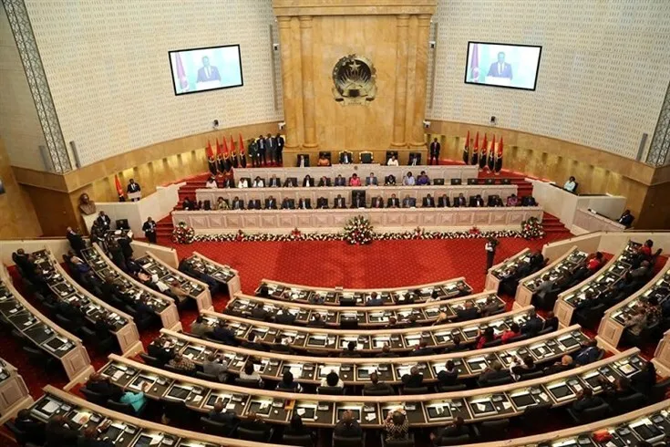 Tensão na AN: Deputados da UNITA chamam "assassinos" aos parlamentares do MPLA - Adão de Almeida obrigado a suspender Plenária (CORRECÇÃO)