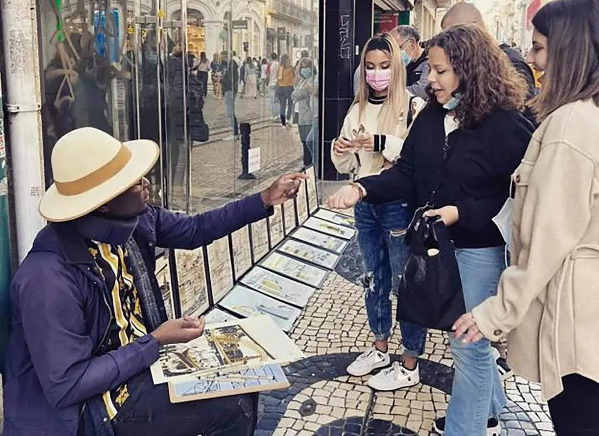 Reinvenção: Angolano ganha a vida "pintando" a Ponte de D. Luís no Porto