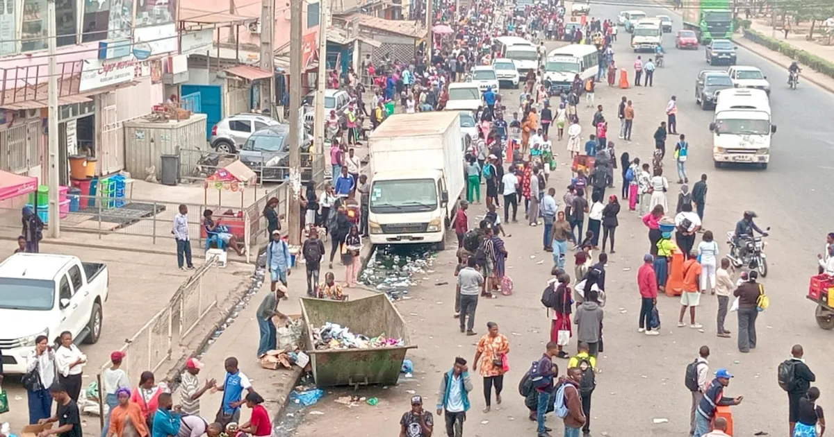 Luanda: Paragens sem táxis devido à greve dos taxistas – Viaturas com passageiros estão a ser forçadas a descarregar – Há vandalização e sabotagem em vários pontos da cidade