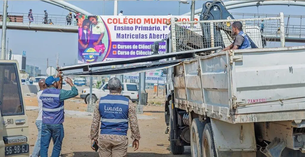 GPL inicia segunda fase de remoção de placas publicitárias instaladas na via pública ilegalmente, após eliminar mais de 100 painéis na primeira etapa