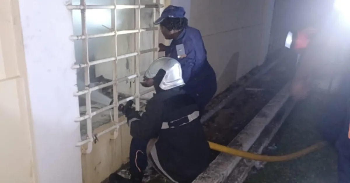 Pacientes internados no Josina Machel viveram noite de pânico após incêndio que destruiu parte do arquivo do hospital este domingo – Bombeiros extinguiram o incêndio após sete horas de combate às chamas