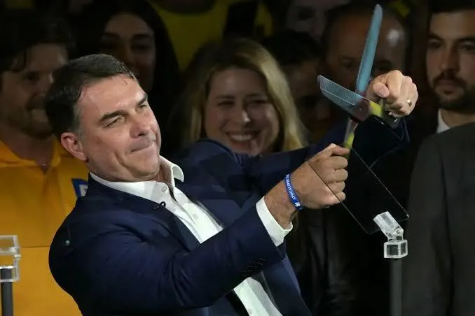 Flávio Bolsonaro promete integrar Brasil no Escudo das Américas se vencer eleições