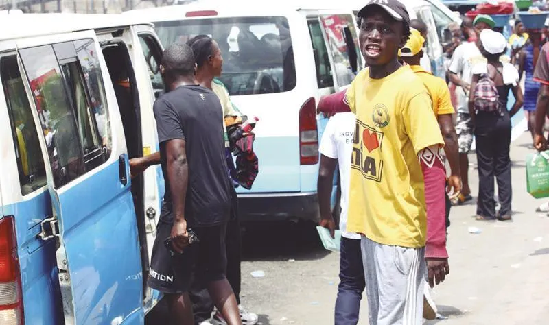 Em Luanda: Lotadores lutam diariamente pela sobrevivência em cada chamada de um carro