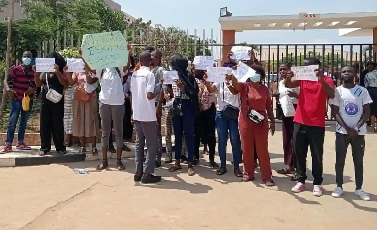 Mais de 900 finalistas do Instituto Superior Kangonjo aguardam há três anos pelo resultado da avaliação da monografia – Estudantes protestaram, sob o silêncio da instituição – Líder do MEA acabou detido pela PN