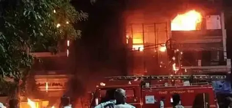 Recém-nascido sobrevive em incêndio que matou 14 bebés numa maternidade no Paquistão