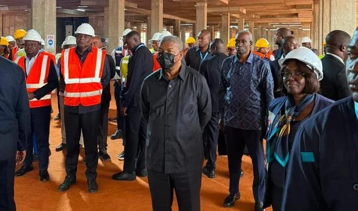 PR visita obras do Hospital Oncológico de Luanda