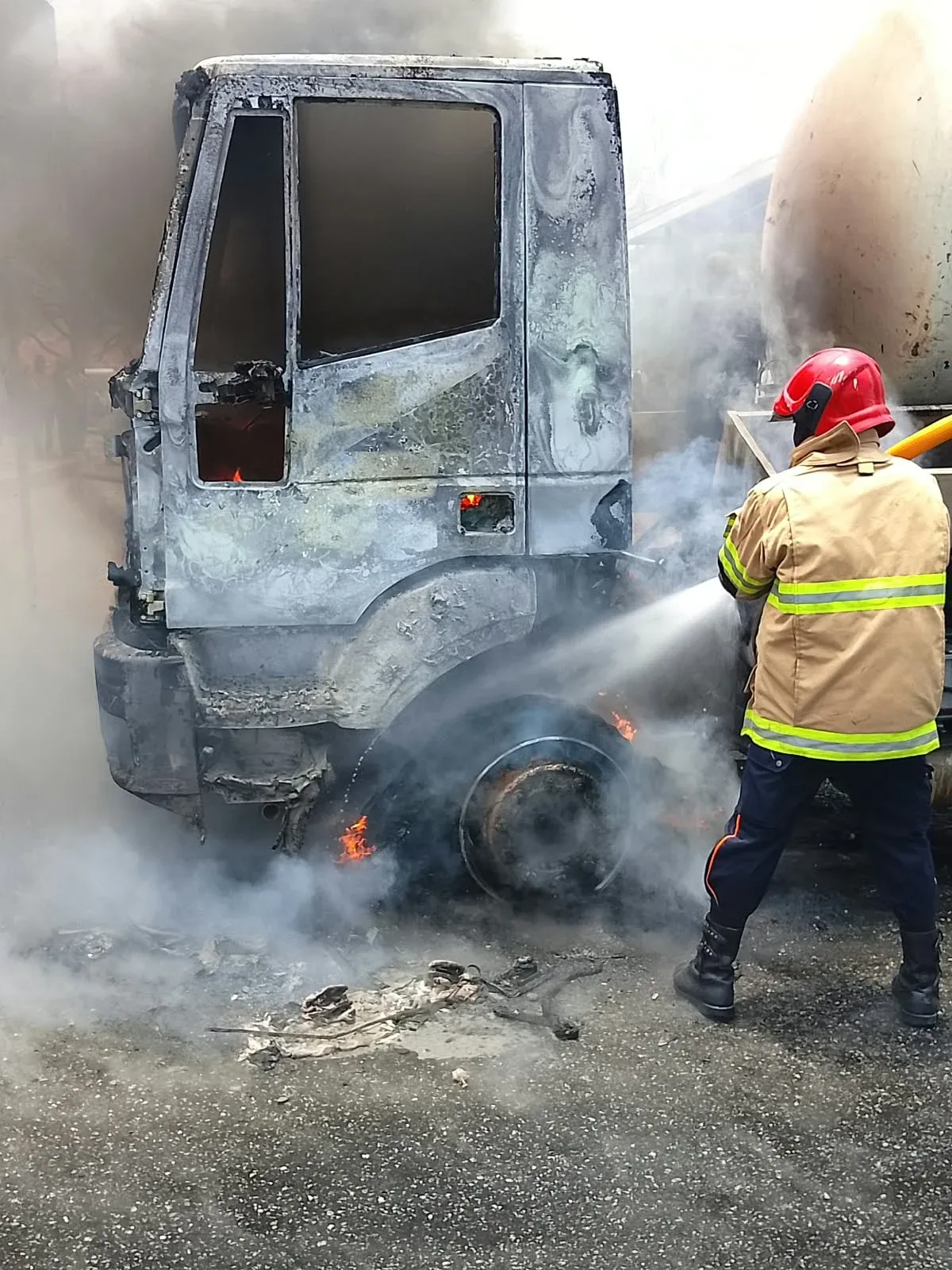 Curto-circuito provoca incêndio em camião da ELISAL no Futungo