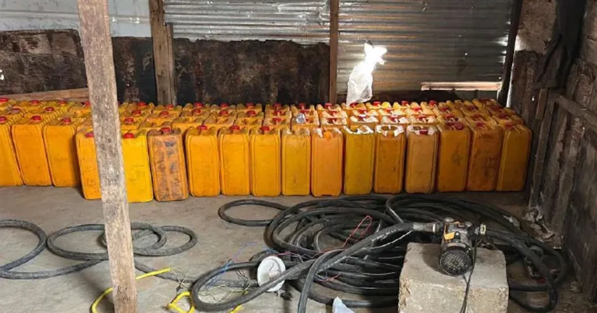 Descoberto estaleiro de contrabando disfarçado numa antiga bomba de combustível