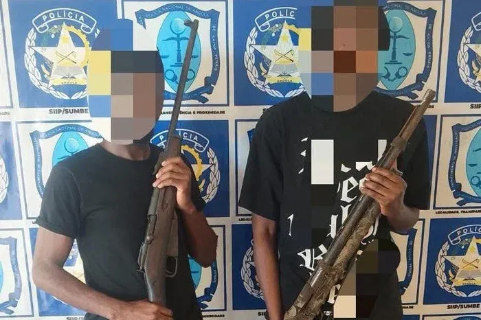 Detidos dois cidadãos suspeitos de comercializar armas de fogo no Sumbe