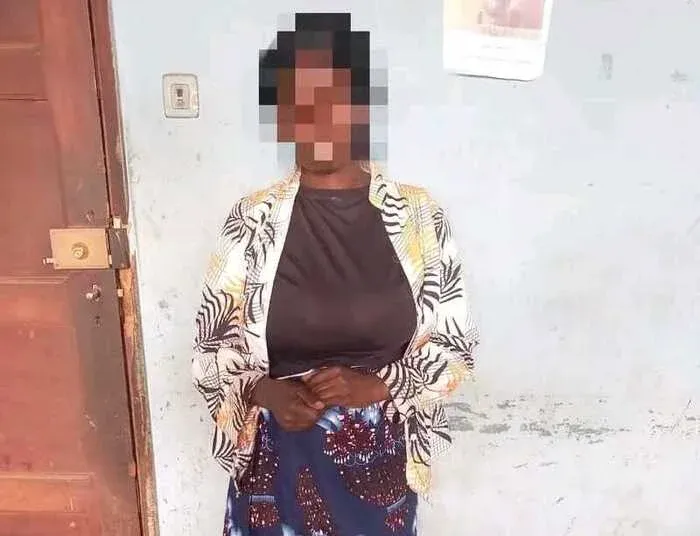 Mulher detida por queimar marido com gasolina após encontrar mensagem no telemóvel