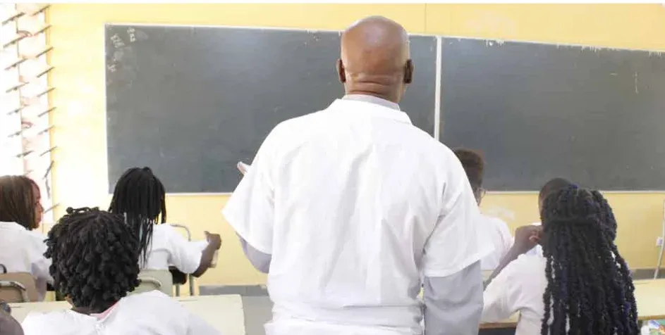 Mais de 27 mil agentes da Educação começam a receber salários ajustados em Outubro