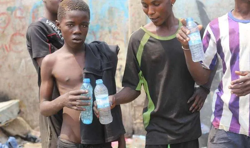 Crianças e adolescentes inalam diluente “ngui” à luz do dia nas ruas de Luanda