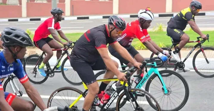 João Lourenço percorre 20 quilómetros de bicicleta