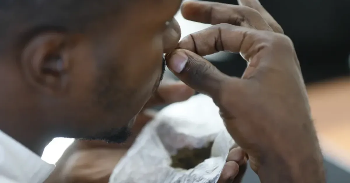 Vício ao tabaco em pó transformado em “terapia” nas ruas de Luanda