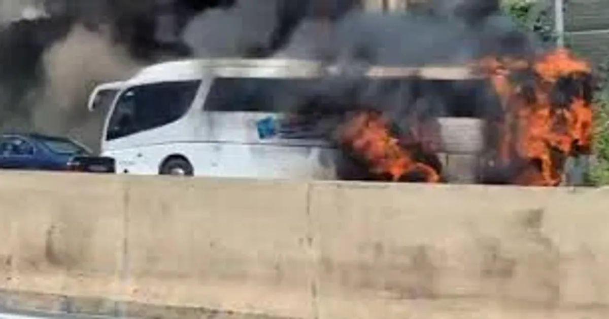 Incêndio em autocarro deixa dez ocupantes feridos