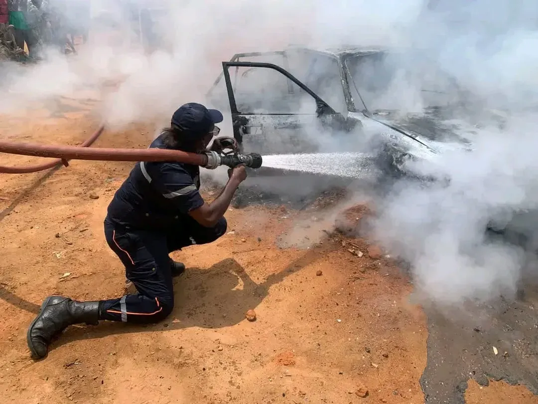Viatura incendeia na via pública em Cacuaco