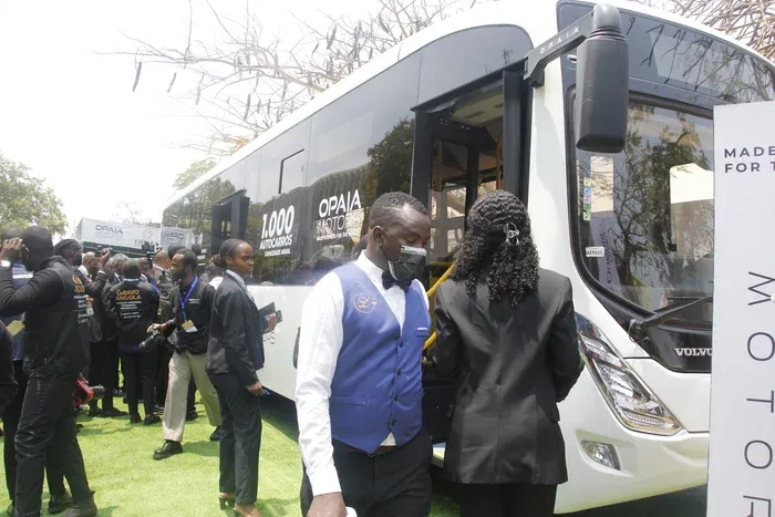 Angola prevê pôr em circulação mil autocarros eléctricos e instalar 2 mil carregadores numa primeira fase