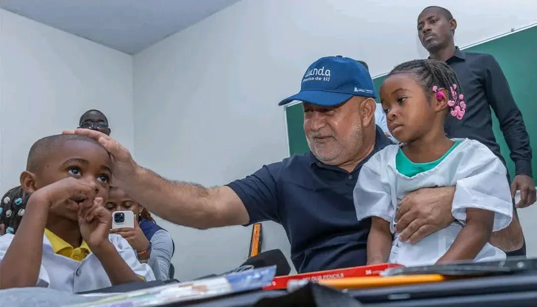 Mulenvos reinauguram escola primária nº 14038 com 10 salas para mais de 900 alunos e Luanda anuncia outra obra para Outubro