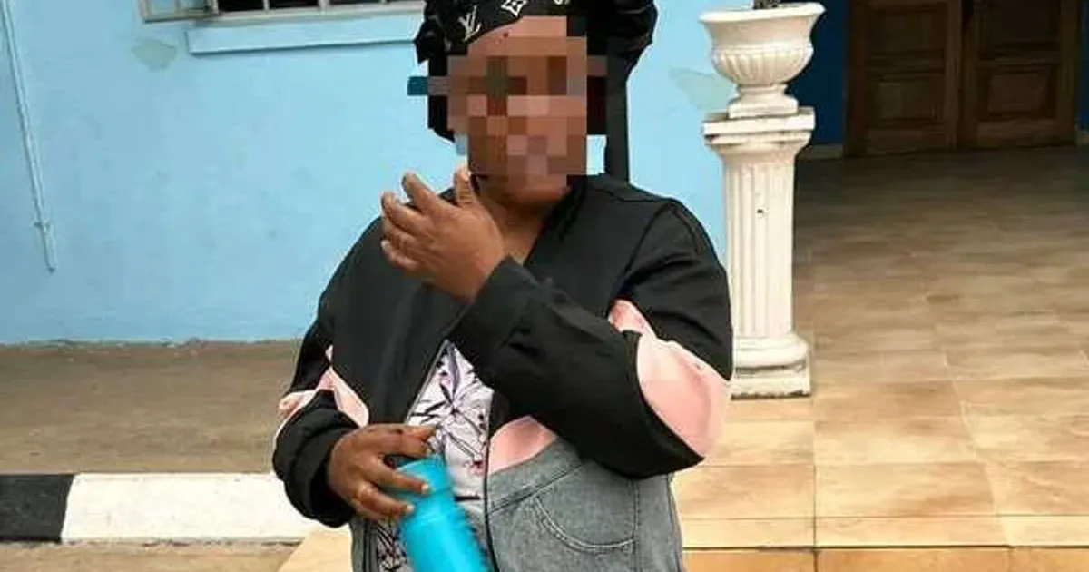 Mulher detida por maus-tratos a filha adoptiva com queimaduras e hematomas