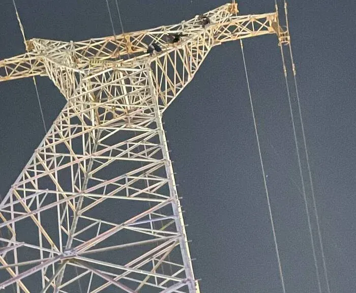 Cidadão com problemas mentais retirado de uma torre de alta tensão de 45 metros de altura