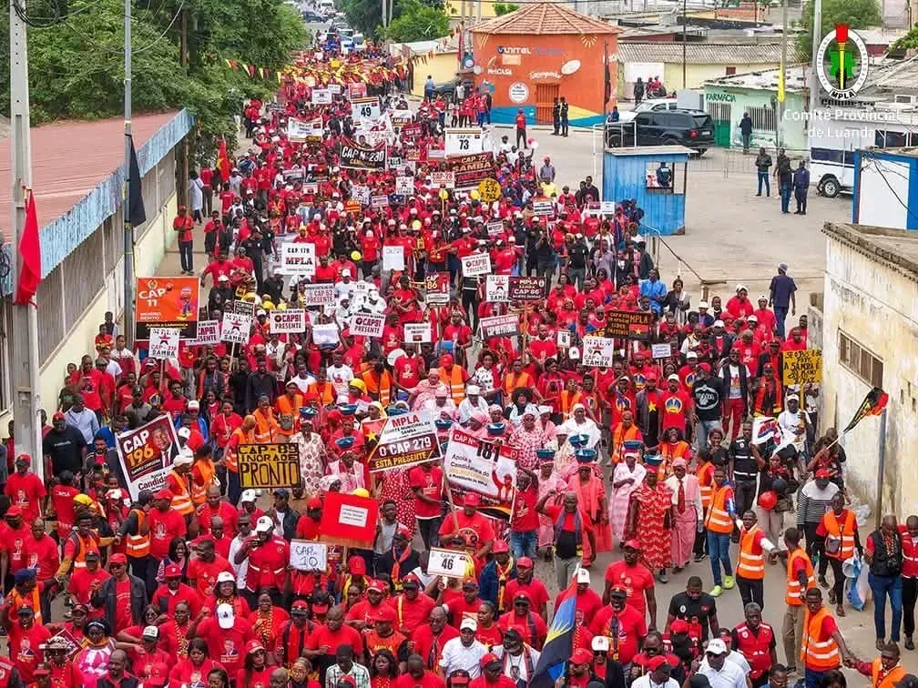Militantes do MPLA na Samba marcham em apoio à liderança de João Lourenço