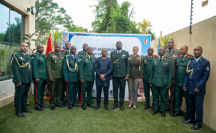 Angola e Botswana reforçam cooperação militar nos 35 anos das FAA