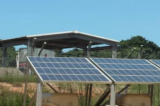 Furtada placa solar da Estação Meteorológica da Chicomba