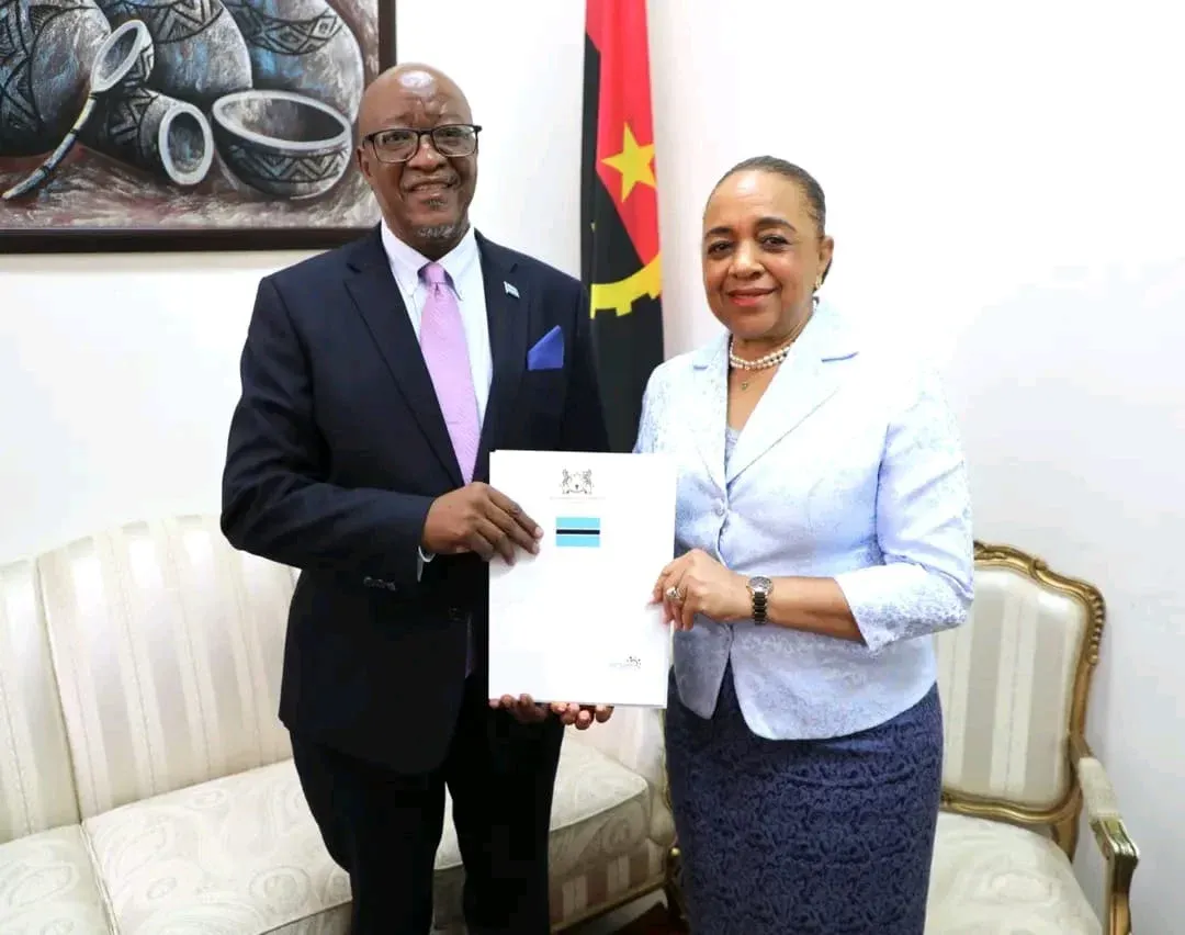 Secretária de Estado recebe Cartas Figuradas do embaixador do Botswana