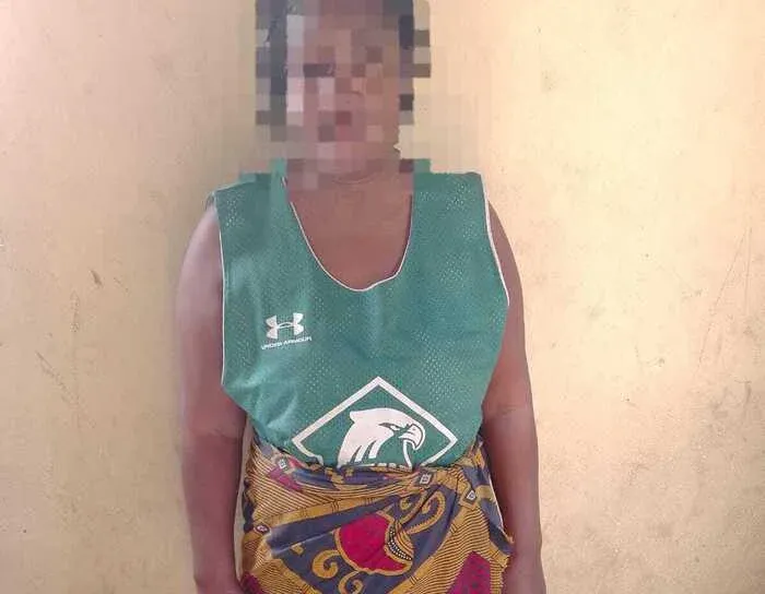 Mãe detida por queimar o pé da filha de oito anos no fogareiro
