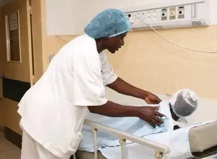 Criança de 2 anos queima 24% do corpo após cair numa panela de quissángua quente no Cazenga