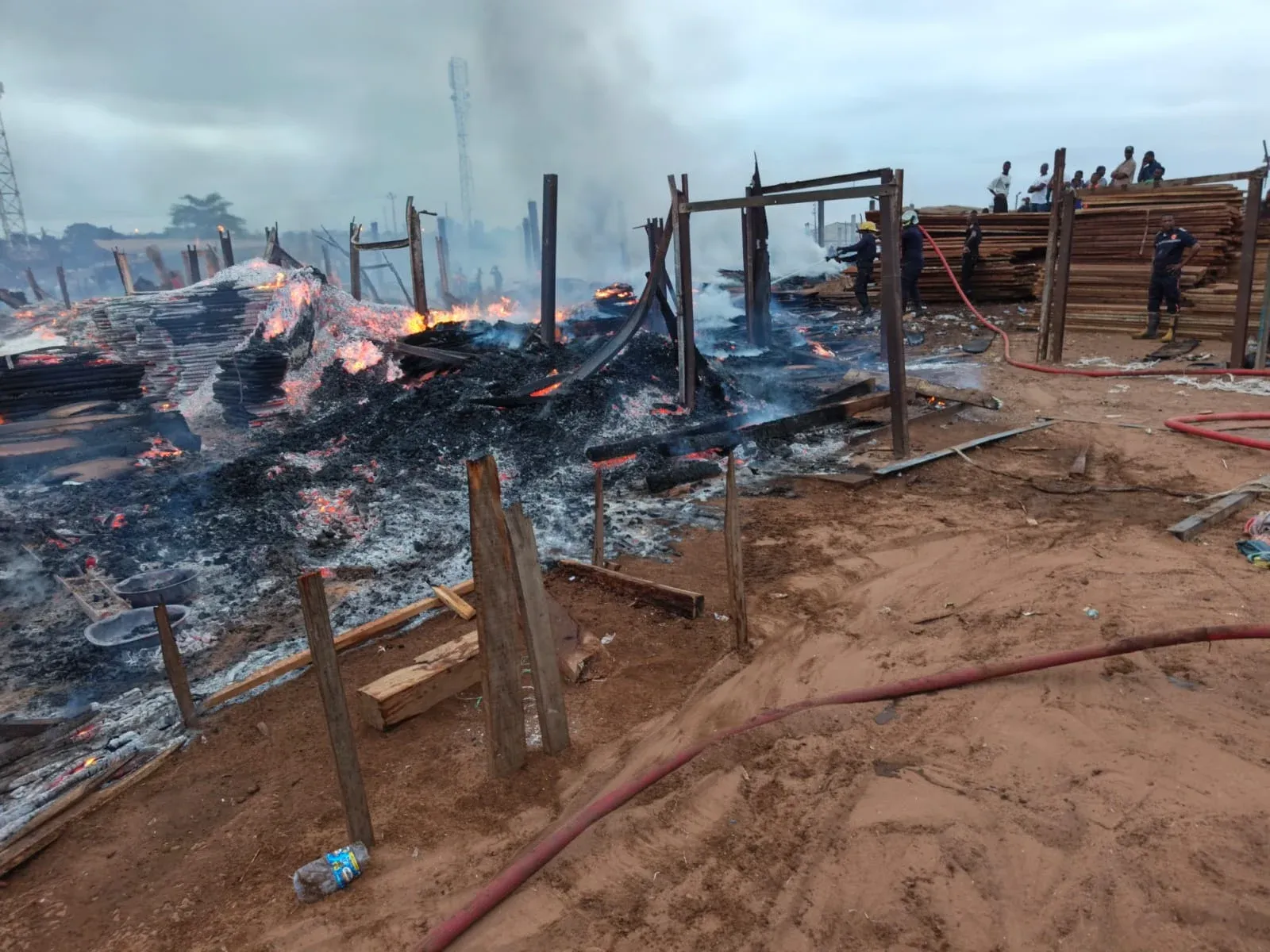 Incêndio no Mercado do Kikolo, em Cacuaco, destrói área de materiais de construção e é dado como controlado pelos bombeiros