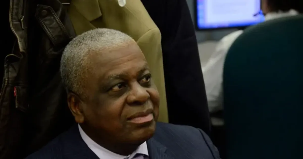 Alcides Sakala rejeita condecoração por exclusão de Holden Roberto e Jonas Savimbi