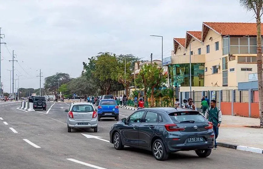 Reaberta à circulação automóvel no Largo das Escolas