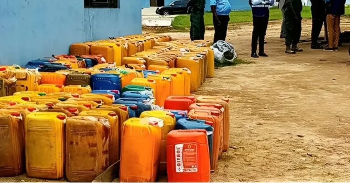 SIC localiza 19 bidões de 250 litros cheios de combustíveis contrabandeados no Zaire
