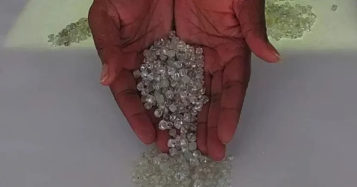 Cidadãos detidos por posse ilegal de mais de mil pedras de diamante